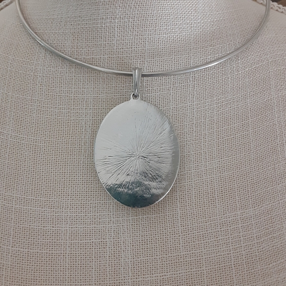 Floral Pendant Silver Tone Circle Necklace (C 1945) - Picture 5 of 6